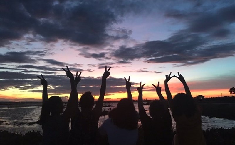 Cùng nhau ngắm hoàng hôn khi chiều tà. Ảnh: HVC.