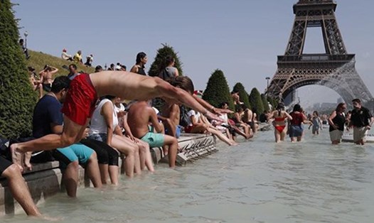 Một thanh niên nhảy xuống Đài phun nước Trocadero ở Paris hôm 28.6. Ảnh: AFP.