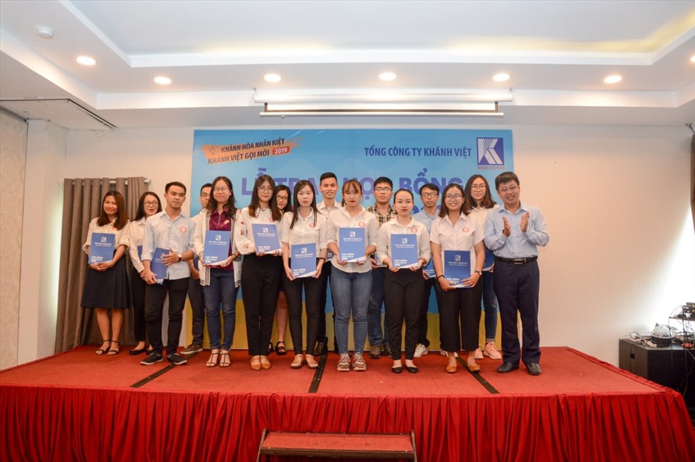 Ông Nguyễn Thành Tuyến, phó trưởng ban khuyến học Khatoco trao học bổng hạng Platinum cho các sinh viên đạt thành tích cao. Ảnh:T.Trang