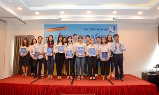 Ông Nguyễn Thành Tuyến, phó trưởng ban khuyến học Khatoco trao học bổng hạng Platinum cho các sinh viên đạt thành tích cao. Ảnh:T.Trang