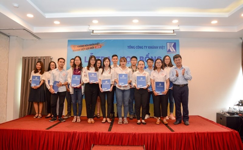 Ông Nguyễn Thành Tuyến, phó trưởng ban khuyến học Khatoco trao học bổng hạng Platinum cho các sinh viên đạt thành tích cao. Ảnh:T.Trang