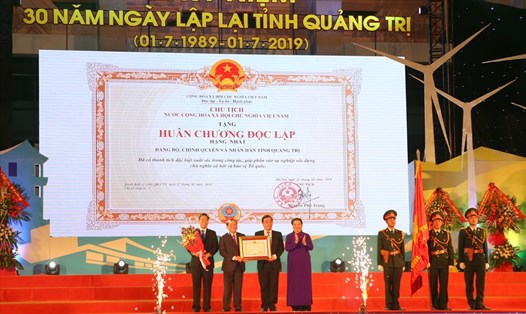 Lãnh đạo tỉnh Quảng Trị đón nhận Huân chương Độc lập hạng Nhất. Ảnh: Hưng Thơ.