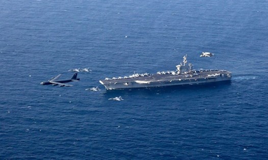 Nhóm tác chiến tàu sân bay USS Abraham Lincoln và máy bay B-52. Ảnh: ABC News.