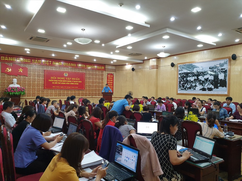 Các cán bộ CĐ được tập huấn sử dụng phần mềm quản lý đoàn viên trực tiếp trên máy tính.