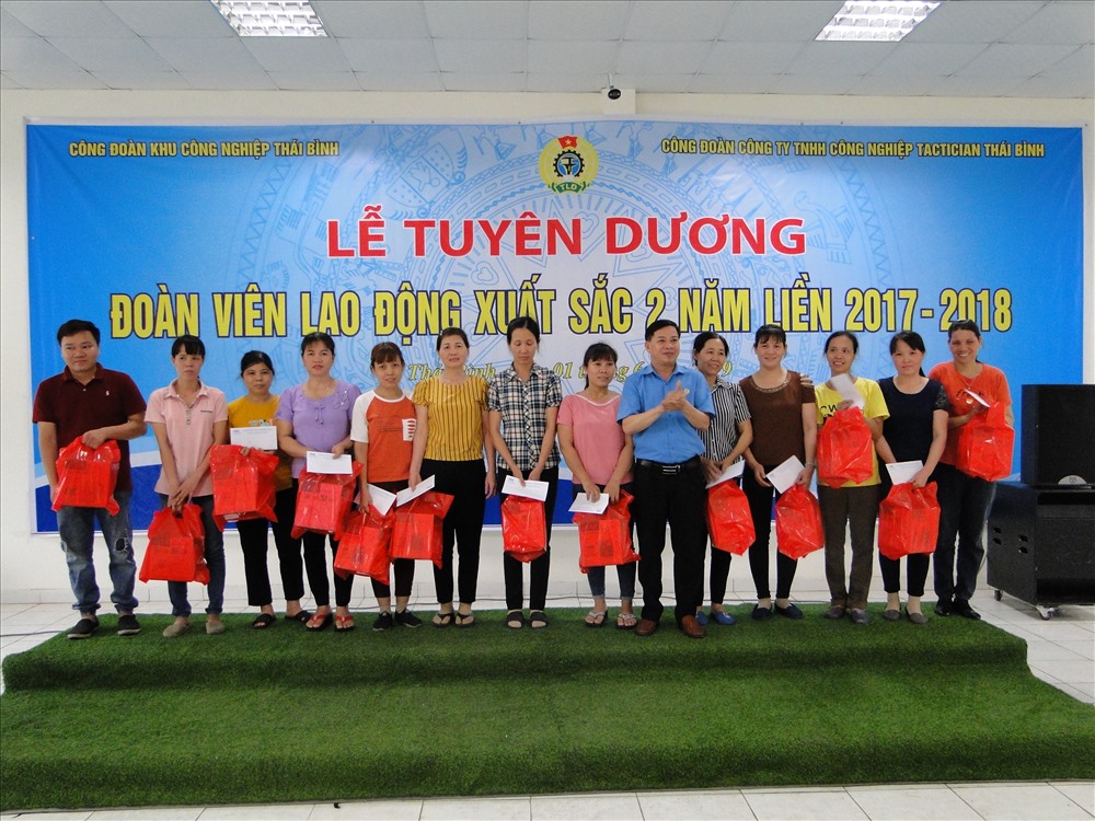 Đồng chí Trần Văn Toản – Phó Chủ tịch LĐLĐ tỉnh trao quà cho đoàn viên tiêu biểu, xuất sắc. 