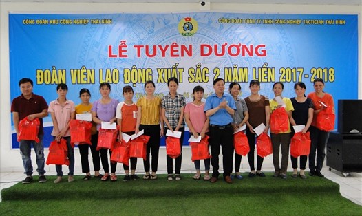 Đồng chí Trần Văn Toản – Phó Chủ tịch LĐLĐ tỉnh trao quà cho đoàn viên tiêu biểu, xuất sắc. 