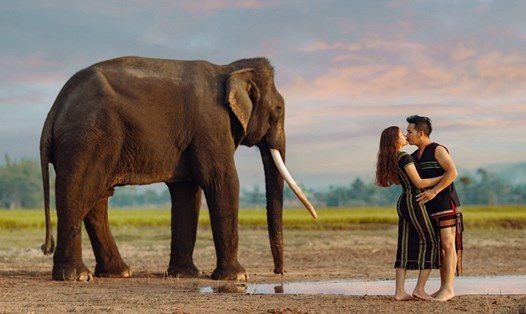 Ảnh cưới của đôi nam nữ M’nông đậm chất Tây Nguyên", ảnh: Dagout Adam