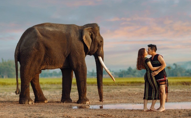 Ảnh cưới của đôi nam nữ M’nông đậm chất Tây Nguyên", ảnh: Dagout Adam