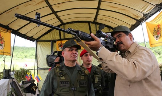 Tổng thống Venezuela Nicolas Maduro thử súng trường bắn tỉa SVD của Nga. Ảnh: Reuters.