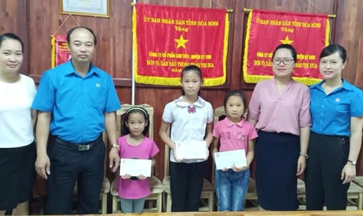 Lãnh đạo LĐLĐ huyện Kỳ Sơn tặng quà cho các cháu học sinh là con của công nhân lao động.