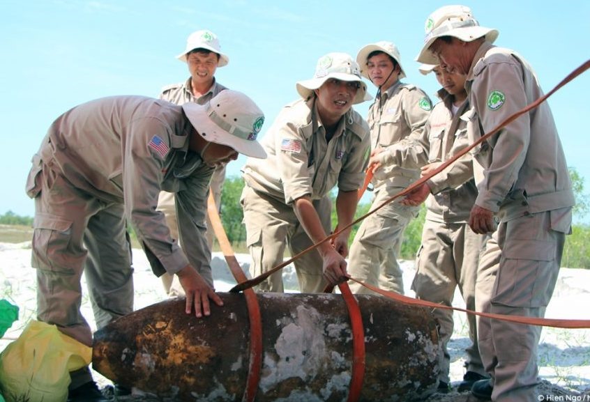 Huỷ nổ tại chỗ 75 quả bom bi