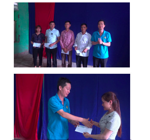 Đồng chí Nguyễn Đình Tuyên, Chủ tịch LĐLĐ huyện Tuần giáo trao quà cho đoàn viên có hoàn cảnh khó khăn