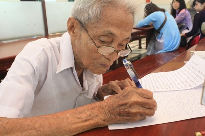 Ở tuổi gần 90, ông Ngộ vẫn miệt mài với công việc viết thư thuê tại bưu điện TPHCM