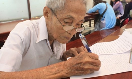 Ở tuổi gần 90, ông Ngộ vẫn miệt mài với công việc viết thư thuê tại bưu điện TPHCM
