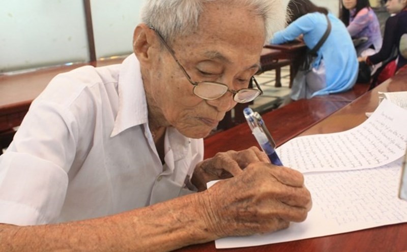 Ở tuổi gần 90, ông Ngộ vẫn miệt mài với công việc viết thư thuê tại bưu điện TPHCM