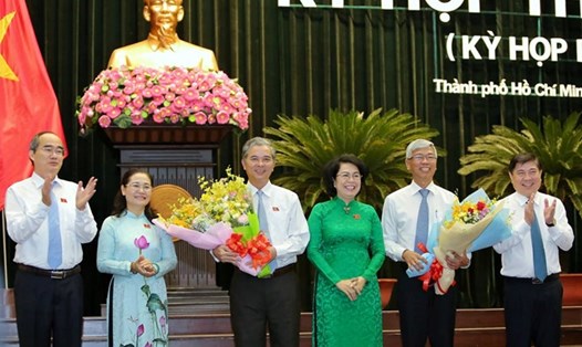 Lãnh đạo TP Hồ Chí Minh chúc mừng 2 tân Phó Chủ tịch UBND thành phố. Ảnh: Theo Chinhphu.vn