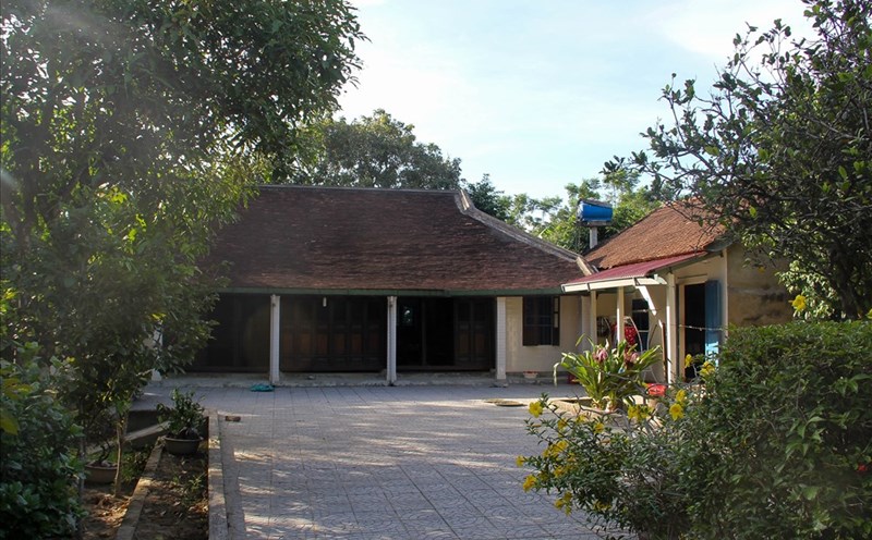 Làng Hội Kỳ một bên dòng sông Ô Lâu nổi tiếng với những ngôi nhà rường cổ với nét kiến trúc độc đáo.