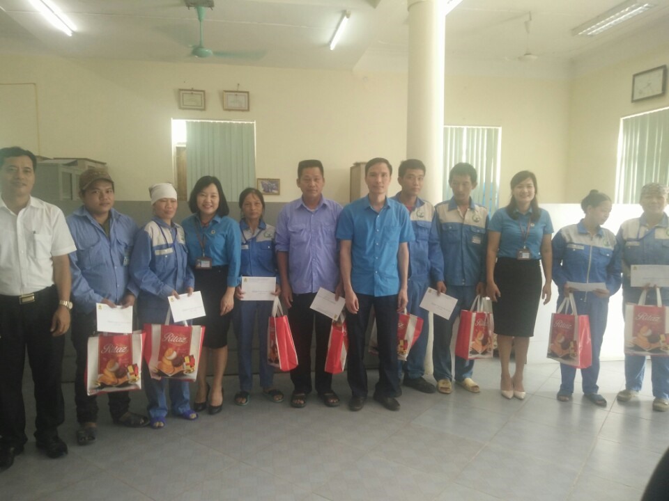 Lãnh đạo LĐLĐ huyện tặng quà cho CNLĐ. Ảnh: QV.
