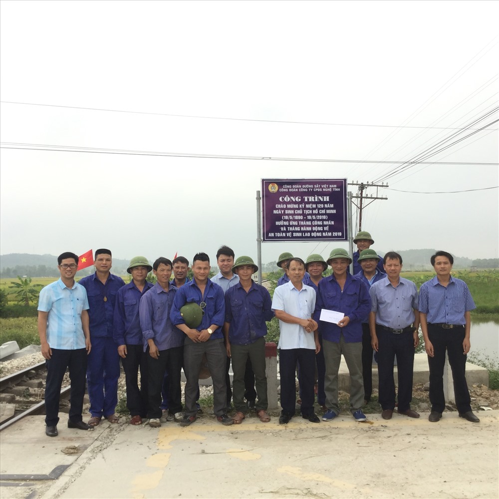 Thăm CNLĐ thi công công trình công đoàn. Ảnh: N.S