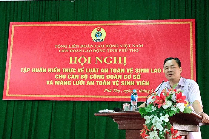Đồng chí Phạm Sơn - Phó Chủ tịch thường trực LĐLĐ tỉnh Phú Thọ chỉ đạo Hội nghị.