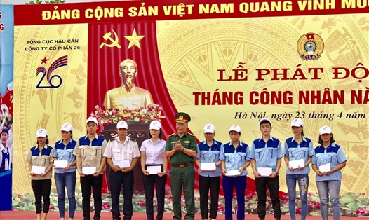 Đại tá Nguyễn Đình Đức trao quà cho đoàn viên có hoàn cảnh khó khăn nhân dịp Tháng Công nhân 2019. Ảnh: H.A