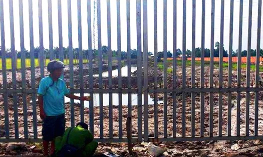 Hố phía sau cổng rào này là nơi 3 trẻ em đuối nước. Ảnh: PV