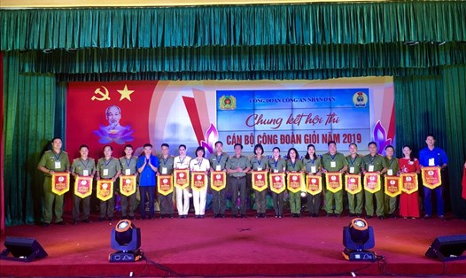 Phó Chủ tịch Tổng LĐLĐVN Trần Văn Thuật (thứ 5 từ trái sang) và Thiếu tướng Nguyễn Đức Minh - Phó Bí thư Đảng uỷ, Phó cục trưởng Cục Công tác Đảng và công tác chính trị (Bộ Công an) tặng cờ lưu niệm cho các đoàn tham dự hội thi.