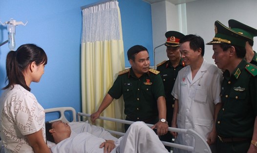 Thượng tướng Lê Chiêm, Ủy viên Trung ương Đảng, Ủy viên Quân ủy Trung ương, Thứ trưởng Bộ Quốc phòng đến Bệnh viện Trung ương Quân đội 108 thăm hỏi 2 trinh sát biên phòng. Ảnh do BV cung cấp