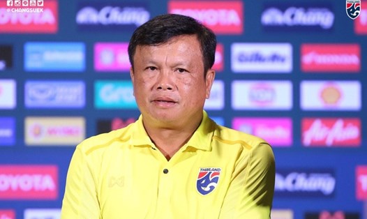 HLV Sirisak tỏ ra không hài lòng về trận thua của ĐT Thái Lan trước ĐT Việt Nam. Ảnh: Siam Sport