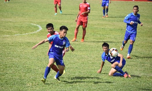 Bình Thuận (áo xanh) đánh bại Vĩnh Long với tỷ số 5-2. Ảnh: VFF