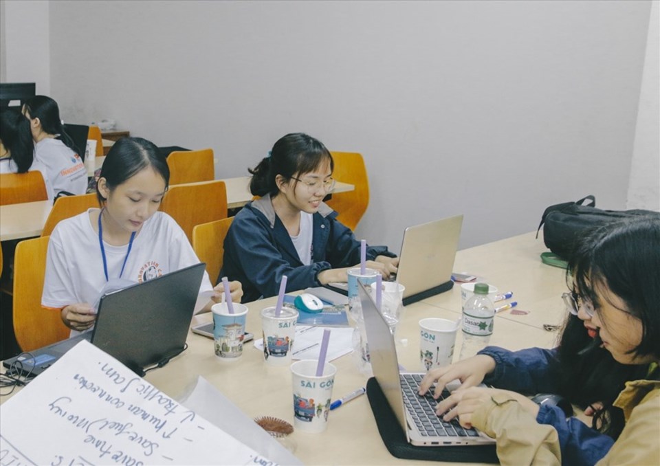 Nhóm sinh viên nghiên cứu ý tưởng tăng thu nhập giúp công nhân. Ảnh: NVCC Nhóm sinh viên nghiên cứu ý tưởng tăng thu nhập giúp công nhân. Ảnh: NVCC