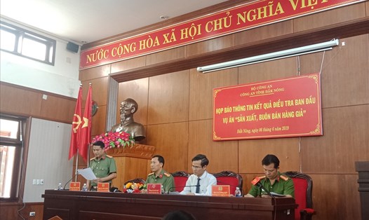 Công an tỉnh Đắk Nông thông báo kết quả điều tra ban đầu về đường dây làm xăng giả. Ảnh LX