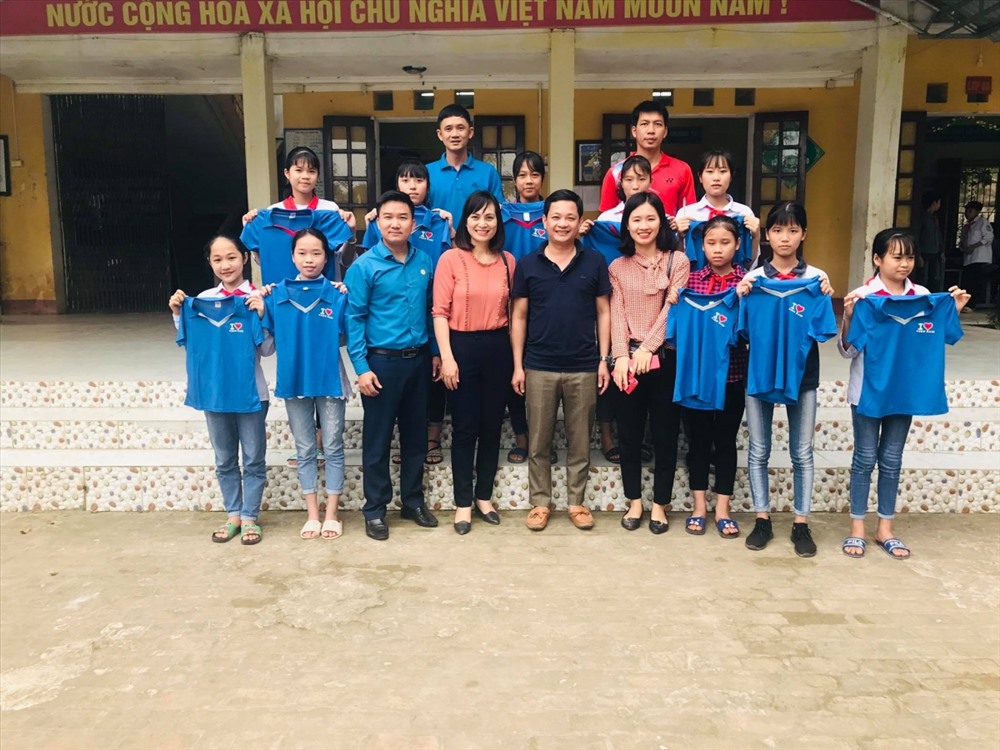 Lãnh đạo LĐLĐ huyện và đại diện Cty TNHH HanaKovi trao quà cho học sinh tường THCS Phúc Sơn.