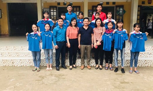 Lãnh đạo LĐLĐ huyện và đại diện Cty TNHH HanaKovi trao quà cho học sinh tường THCS Phúc Sơn.