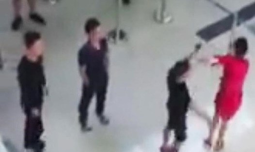 Một vụ hành hung nhân viên sân bay. Ảnh: minh họa
