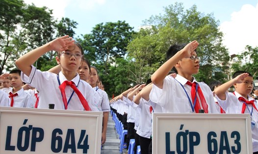 Nhiều phụ huynh đang "cân não" tìm trường cho con vào lớp 6. Ảnh minh hoạ: Hải Nguyễn