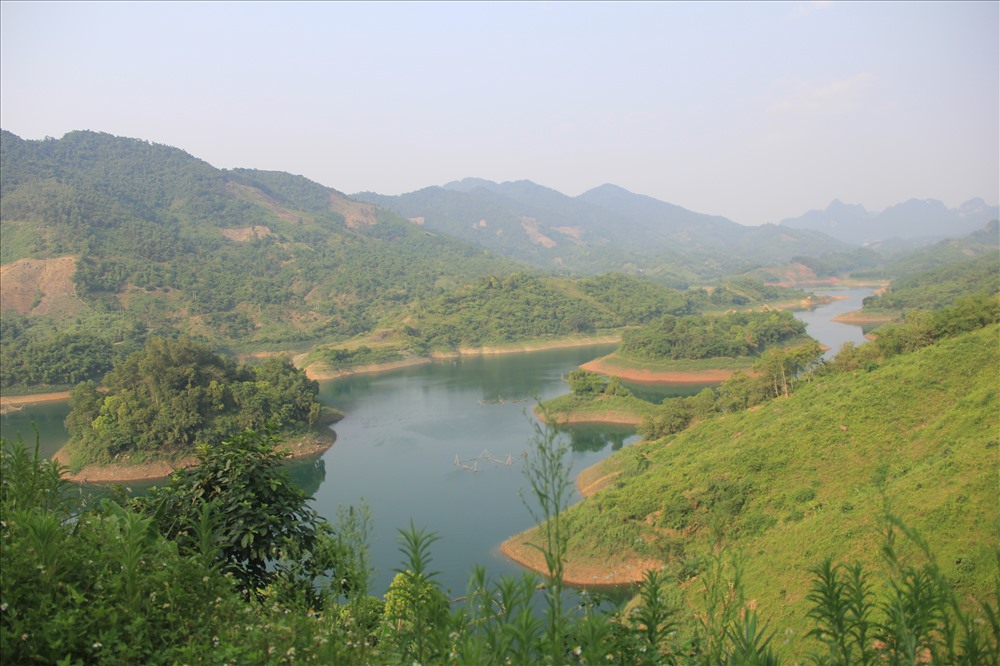 Khung cảnh thiên nhiên trên đường tới Thung Nai. Ảnh: Hoài Anh