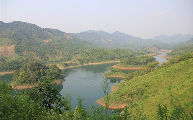 Khung cảnh thiên nhiên trên đường tới Thung Nai. Ảnh: Hoài Anh