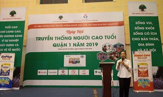 Bác sĩ CKI Nguyễn Thị Ngọc Hương, đại diện NutiFood có những chia sẻ hết sức thiết thực đến với các cụ cao niên trong ngày hội.