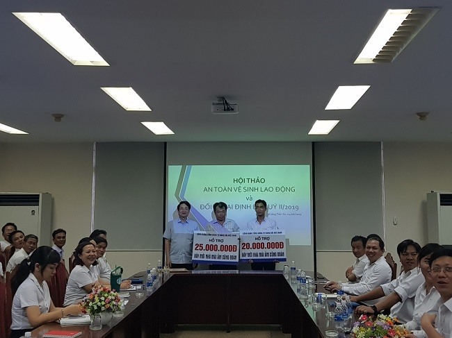 Đồng chí Lê Phan Linh - Chủ tịch Công đoàn TCty Hàng hải Việt Nam (ngoài cùng bên trái) trao hỗ trợ Mái ấm CĐ cho đoàn viên. Ảnh: D.L