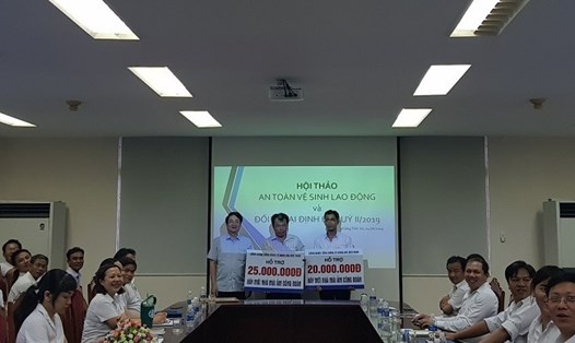 Đồng chí Lê Phan Linh - Chủ tịch Công đoàn TCty Hàng hải Việt Nam (ngoài cùng bên trái) trao hỗ trợ Mái ấm CĐ cho đoàn viên. Ảnh: D.L