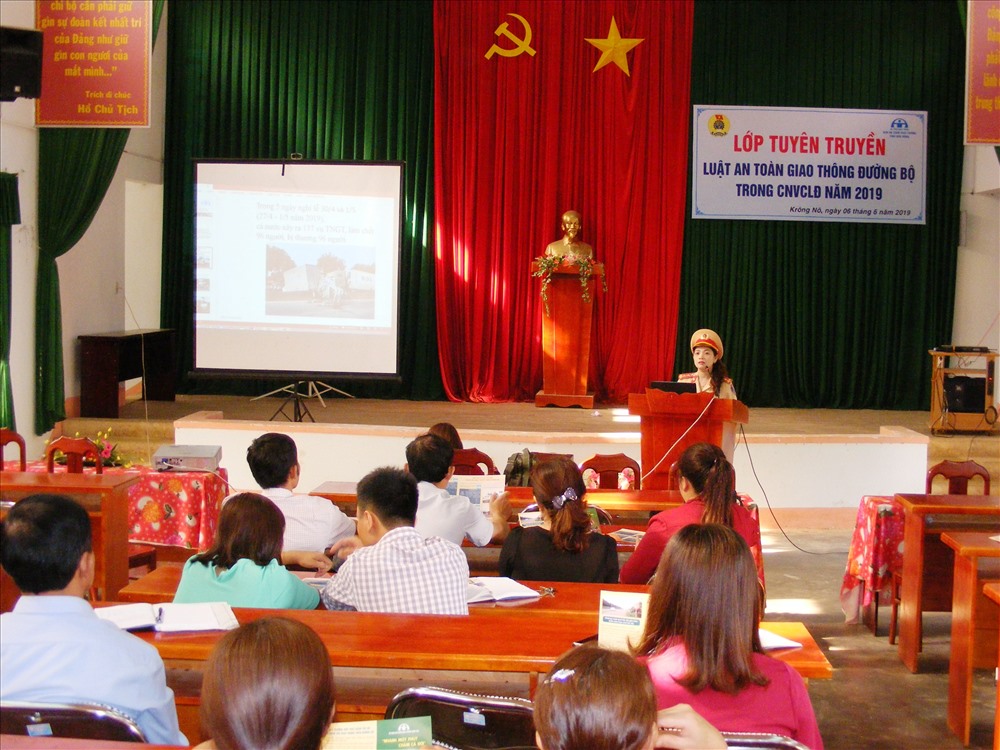 LĐLĐ tỉnh Đắk Nông tập huấn, tuyên truyền Luật An toàn giao thông cho CNVCLĐ. Ảnh Quang Hùng