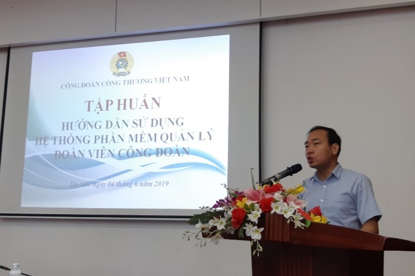 Đồng chí Trần Quang Huy - Uỷ viên Đoàn Chủ tịch Tổng LĐLĐVN, Chủ tịch CĐ Công thương Việt Nam phát biểu khai mạc buổi tập huấn. Ảnh: L.H