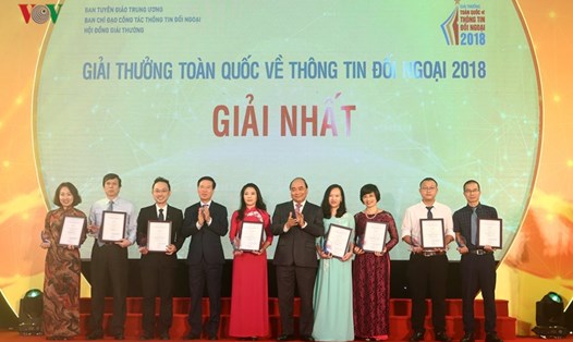 Thủ tướng Nguyễn Xuân Phúc và Trưởng Ban Tuyên giáo Trung ương Võ Văn Thưởng trao chứng nhận cho các tác giả đoạt giải Nhất. Ảnh: VOV