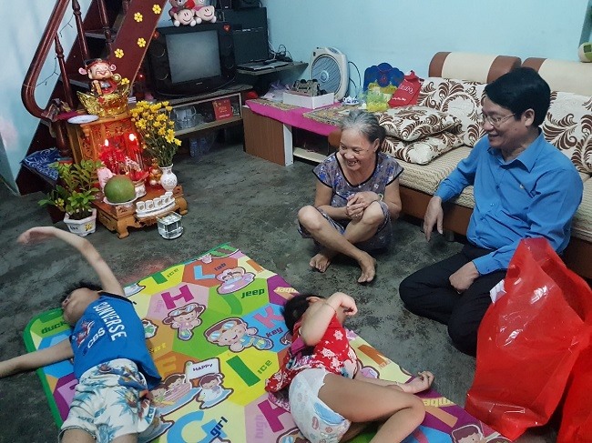 Đồng chí Lê Phan Linh trao 18 suất quà hỗ trợ các gia đình có các cháu bị nhiễm chất độc đi-ô-xin, bị dị tật bẩm sinh. Ảnh: CĐ TCty Hàng Hải.