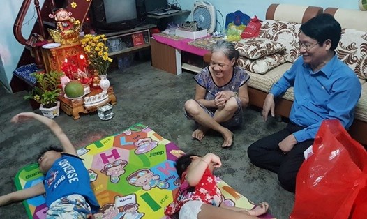 Đồng chí Lê Phan Linh trao 18 suất quà hỗ trợ các gia đình có các cháu bị nhiễm chất độc đi-ô-xin, bị dị tật bẩm sinh. Ảnh: CĐ TCty Hàng Hải.