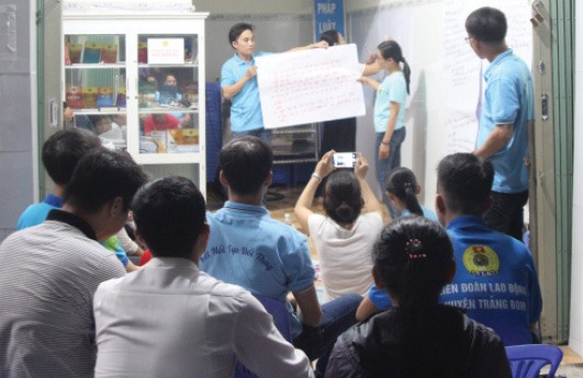 Công nhân thực hành nâng cao trình độ, kỹ năng tư vấn pháp luật lao động tại khu nhà trọ.Ảnh: P.V