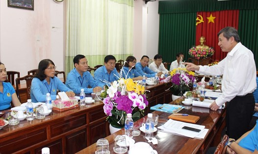 Phó Chủ tịch Thường trực Tổng LĐLĐVN Trần Thanh Hải tìm hiểu các cách làm hay của LĐLĐ tỉnh Long An. Ảnh Kỳ Quan.