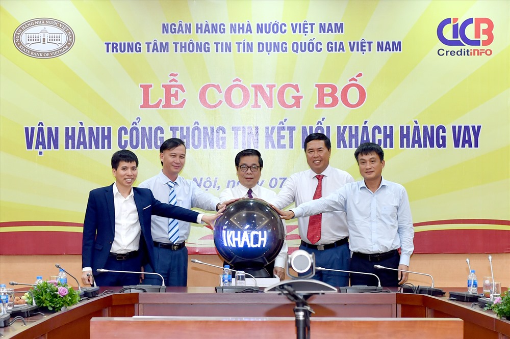 Phó Thống đốc Nguyễn Kim Anh và các đại biểu bấm nút khai trương cổng thông tin. Ảnh: SBV