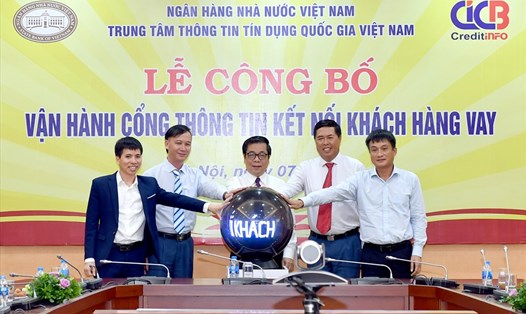 Phó Thống đốc Nguyễn Kim Anh và các đại biểu bấm nút khai trương cổng thông tin. Ảnh: SBV